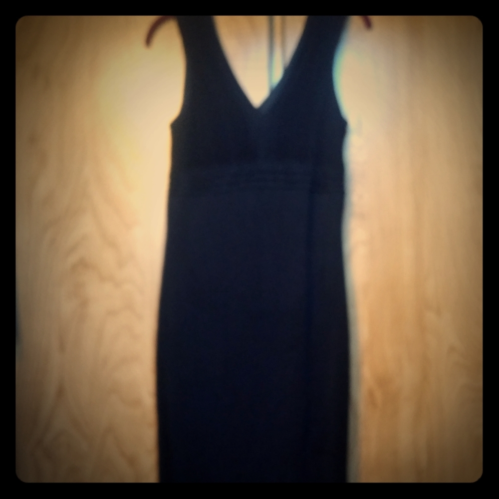 BLACK SLEEVELESS V NECK DRESS